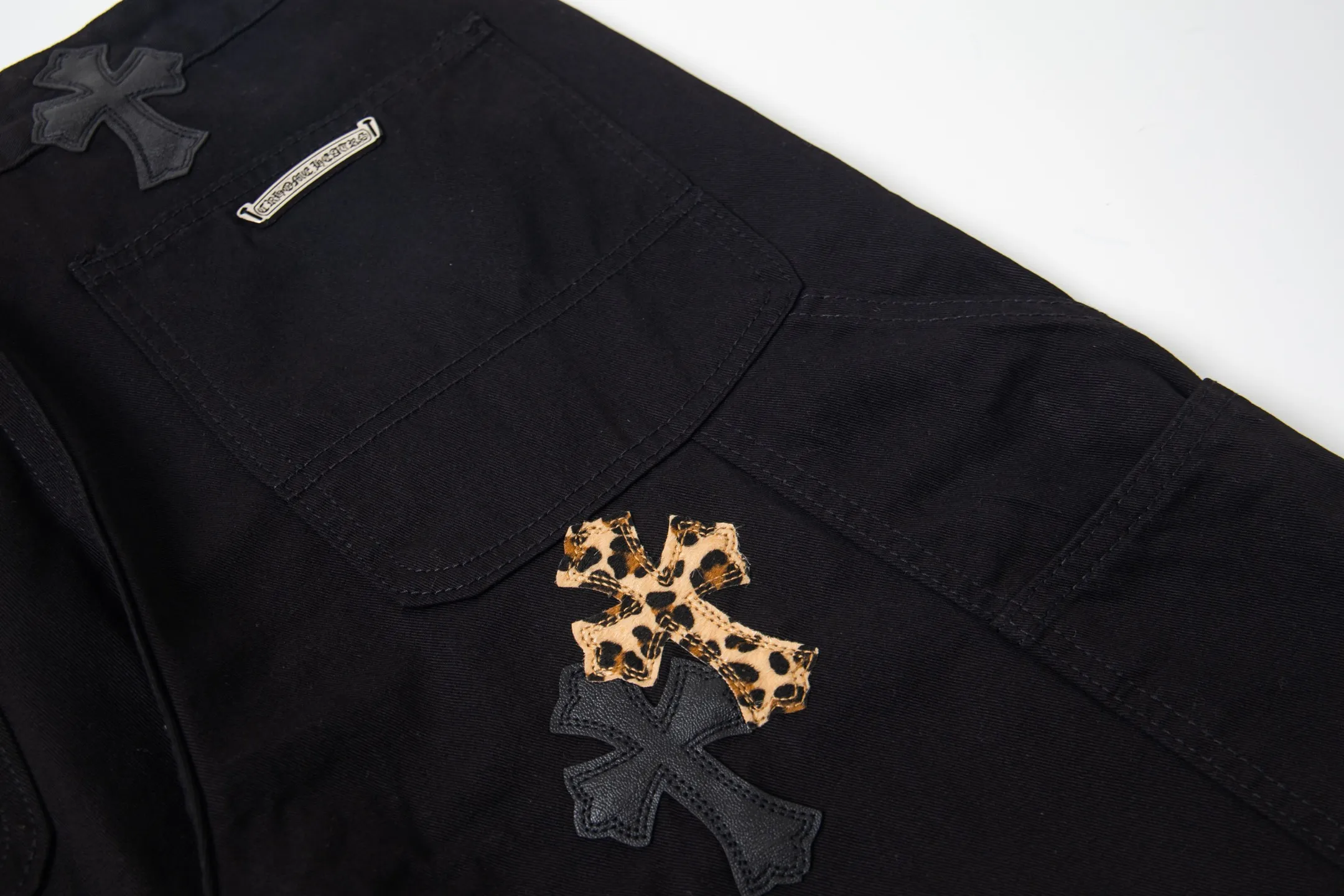P260 Chrome Hearts Leopard Print Jeans with Black Leather and Wooden Leather Elements Washed Jeans. Really restores the ultimate vintage texture. Three-dimensional version. Loose and comfortable, not picky about the figure. Makes taller and slimmer. Factory-made. Original factory quality control. Same style for men and women. Can be matched with couples. Versatile recommendation. Must-have jeans for all seasons. Fashionistas have been disappointed. From the quality selection of fabrics, the tailoring of details, and the matching of patterns, they are all impeccable! The upper body is so handsome when worn...it can be easily worn by men, women and children! The craftsmanship is made of heavy-duty washed pure cotton denim fabric. After washing, it is soft and thick. It is very stylish when worn on the body. Style number: 1776# Color: black Size: 28 30 32 34 36